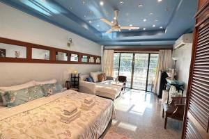 1-Step Beach & 711! Huge Condo next to Copacabana