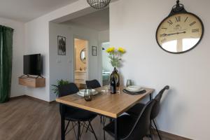 Green Nest, ground floor apt with private garden & garage - NEW IN 2024!