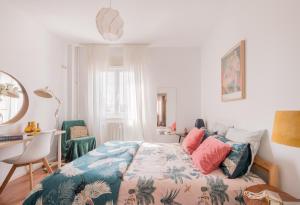 Cozy and Stylish Room with Natural Light and Vibrant Decor - Séjours chez l'habitant, Madrid