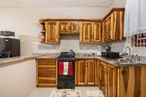 Fully AC 2BR, 5 mins from Ian Fleming Int Airport