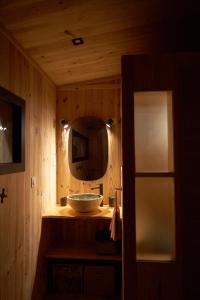 Maisons de vacances L'ilot du 9 - Cabane & spa au bord du lac : photos des chambres