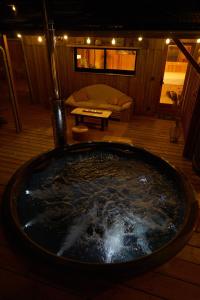 Maisons de vacances L'ilot du 9 - Cabane & spa au bord du lac : photos des chambres