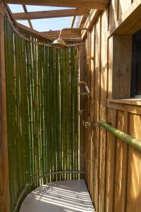 Maisons de vacances L'ilot du 9 - Cabane & spa au bord du lac : photos des chambres