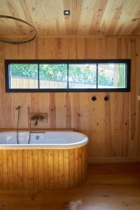 Maisons de vacances L'ilot du 9 - Cabane & spa au bord du lac : photos des chambres