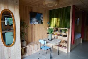 Maisons de vacances L'ilot du 9 - Cabane & spa au bord du lac : photos des chambres