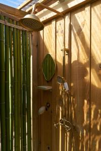 Maisons de vacances L'ilot du 9 - Cabane & spa au bord du lac : photos des chambres