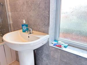 Apartment Sleeps 4 with Free Parking