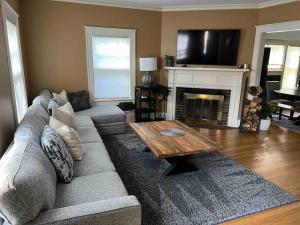 Beautiful Luxury Suite B of Shorewood Home