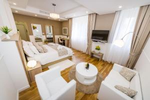 Peninsula Luxury Suite