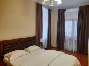 One-Bedroom Apartment - Lisenko Street 8 room in BestKievApartment