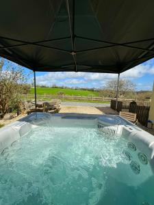 Meadowsweet Cottage Jacuzzi Edition