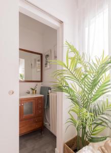 Sunny and Cozy Room with Ensuite Bathroom