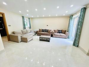 2 Bedroom Flat or Appartment near Heathrow with Garden