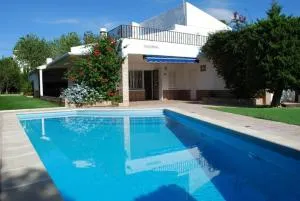 Casa Josep, Urbanizacion Calafat, zona residencial, frente al mar, a 5 mn de la playa, wifi y aire acondicionado - Calafat