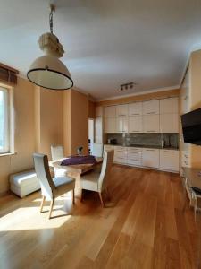 Stylish Apartment with Huge Bathroom on Wspólna Street