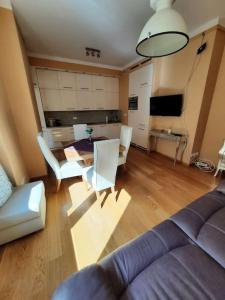 Stylish Apartment with Huge Bathroom on Wspólna Street