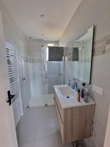 Sejours chez l'habitant Chambre en centre ville proche mer : Chambre Double avec Salle de Bains Privative