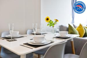 Modern 2BR, Sleeps 6, Business & Family