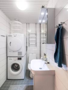 Cozy roomy studio flat next to tram stop @ Kallio