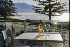 Waves on Esplanade - Kaikoura Waterfront Apartment - 凯库拉