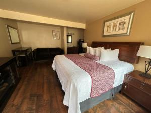 Deluxe King Suite room in Abram Inn & Suites
