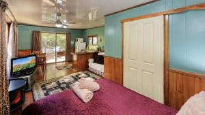 Crayfish Creek Van & Cabin Park