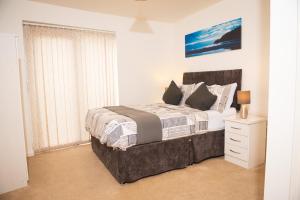 Luxury Two bedroom Flat opposite COOP Live n Etihad Stadium with Free secure Parking, Netflix and Sky TV