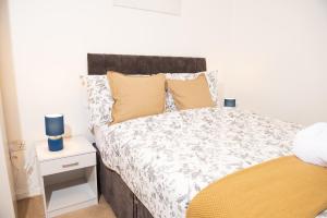 Luxury Two bedroom Flat opposite COOP Live n Etihad Stadium with Free secure Parking, Netflix and Sky TV