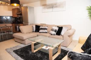 Luxury Two bedroom Flat opposite COOP Live n Etihad Stadium with Free secure Parking, Netflix and Sky TV