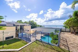 Kallaroo great house with views pool WI FI and aircon - Corlette