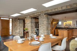 Luxury Cottage close to Cliffs & Surfing Beaches!