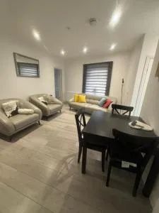 EEJs Modern London 3 bed flat near Crystal Palace Stadium - Great transport links - Thornton Heath