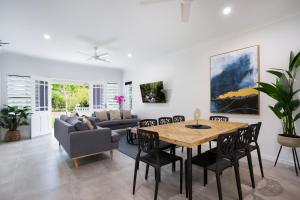 5 Star Villa in Tropical location with Patio and Hot Tub 3 bedroom 2 Bath