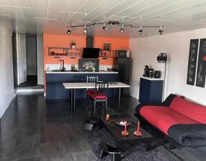Comme dans un écrin - T2 de 50 m² avec jardin, terrasse et piscine
