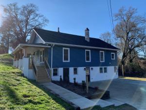 Lincolnton Rail Trail Downtown Family Home - Newly Renovated Walk to Main St and Splash Park