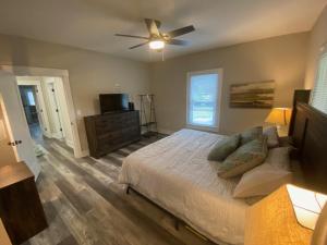 Lincolnton Rail Trail Downtown Family Home - Newly Renovated Walk to Main St and Splash Park