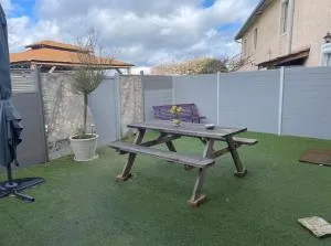 Maison mitoyenne de campagne. Proche autoroute A7. Pour visiter la Dombes, Lyon - Birieux