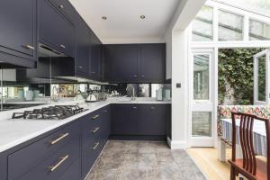 Whoops-a-Daisy 3 bedroom in Notting Hill