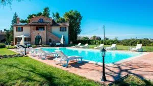 LA TORRE DEI FAGIANI 8&2 Emma Villas - Strada