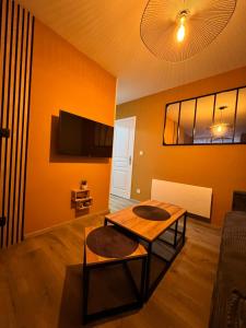 Appartements - Nouveau - Bienvenue a Azelma - Cozy et proche de Naval Group : photos des chambres