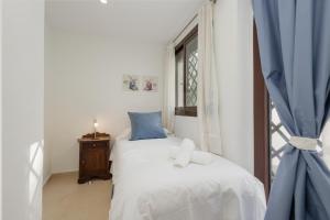 Cozy apartment, with mountain views and large private terrace, on the Golden Mile, Marbella