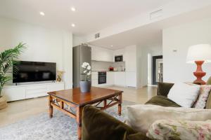 Cozy apartment, with mountain views and large private terrace, on the Golden Mile, Marbella