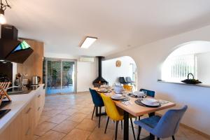 Maisons de vacances Gite Cerise - Maison climatisee avec piscine : photos des chambres