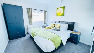 "The Cromwell" I Contractors Haven Borehamwood I 3 - 6 Beds I Free Parking, Netflix & Sky Sports