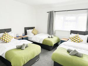 "The Cromwell" I Contractors Haven Borehamwood I 3 - 6 Beds I Free Parking, Netflix & Sky Sports