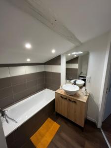 Appartements La maison castelpontine T4 : photos des chambres