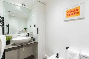 3 x Bedroom Riverside Flat with HOT TUB on Roof Terrace