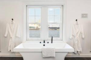 3 x Bedroom Riverside Flat with HOT TUB on Roof Terrace