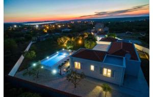 Luxurious villa Bright with pool