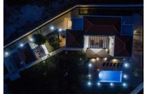 Luxurious villa Bright with pool